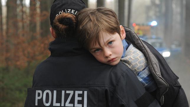 Bild: ARD Degeto/Kerstin Stelter Tommi auf dem Arm einer Polizistin