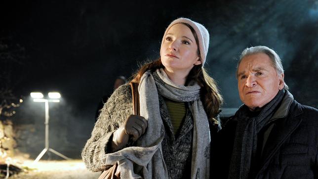 Bild: ARD Degeto/Kerstin Stelter Dr. Winter (Fritz Wepper) und Tochter Alexandra (Sophie Wepper) in ihrem letzten Fall, bei dem es um den Mord an einem aufstrebenden Brauereibesitzer geht.