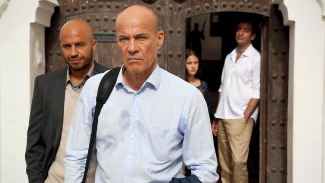 Frank Henning stellt sich bei Sharif Nader als Lehrer vor. 
