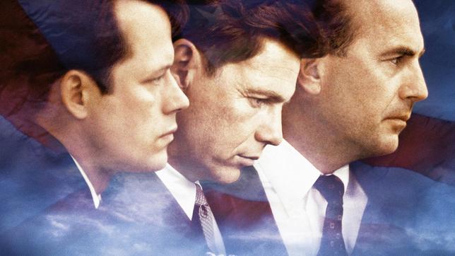 Präsident John F. Kennedy (Bruce Greenwood), Robert F. Kennedy (Robert Culp, li.) und Kenneth O’Donnell (Kevin Costner, re.) sehen die Nation bedroht.