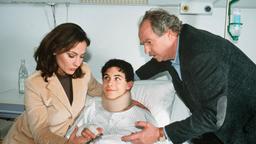 Ulrike und Julius besuchen den verletzten Paul im Krankenhaus.