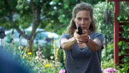 Maria Wern mit gezogener Waffe