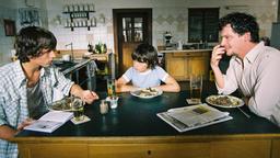 Wer früher stirbt ist länger tot: ranz (Franz Xaver Brückner), Sebastian (Markus Krojer) und Lorenz (Fritz Karl) beim Abendessen.