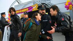 Bille (Eva Löbau) und ein Aktivist (Sabin Tambrea, 2. v. li.) protestieren gegen die Wegwerfgesellschaft – und bekommen Ärger mit den Polizisten Schulze (Heiko Pinkowski, 2. v. re.) und Dehmel (Mišel Matičević, re.).