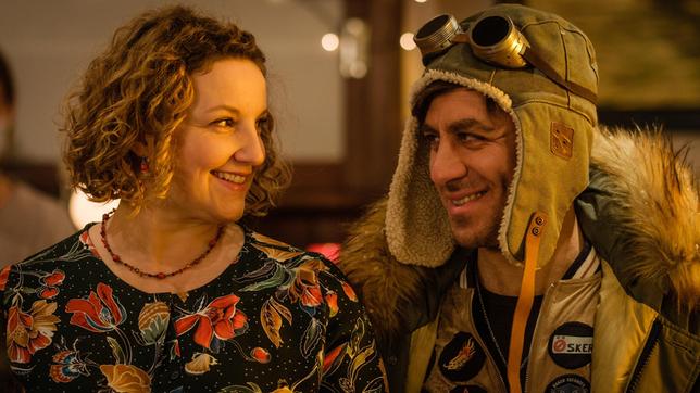 Bine Pufal (Victoria Fleer) und Mehmet (Cem-Ali Gültekin) sind happy