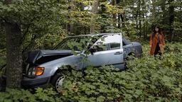 Bisher hatte Lisa Taubenbaum (Anna Fischer) nur den Autoschlüssel der Toten. Als sie im Wald den Wagen dazu findet, findet sie ein unangenehme Überraschung im Kofferraum …