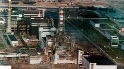 Blick auf den zerstörten Reaktor des Atomkraftwerkes Tschernobyl in der Ukraine im Mai 1986. Am 26. April 1986 kam es im Kernkraftwerk Tschernobyl zum Super-GAU. Der Reaktormantel explodiert, Trümmer und radioaktives Material werden nach außen geschleudert, eine nukleare Wolke breitet sich über weite Teile Europas aus. Das Umfeld des Kraftwerks ist bis heute Sperrgebiet. 