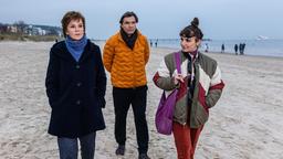 Bloggerin Noelle Noir (Ivan Anderson) führt Karin (Katrin Sass, links) und Dr. Brunner (Max Hopp) auf die richtige Spur.