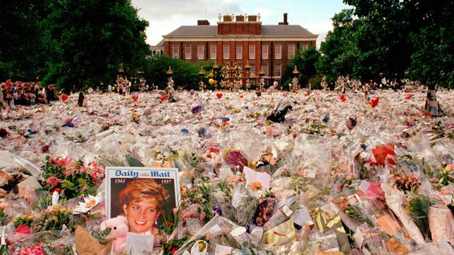 Bild: NDR/Alamy Stock Photo/Jeremy Sutton-Hibbert Blumen und Trauernde vor dem Kensington Palace in den Tagen nach der Beerdigung von Prinzessin Diana, in London, England, September 1997.