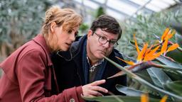 Blumenhändlerin Tina (Carin C. Tietze) ist leidenschaftliche Floristin und Blumenzüchterin und zeigt Armin (Francis Fulton-Smith) ihren ganzen Stolz.