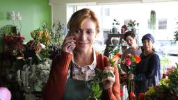 Blumenhändlerin Tina (Carin C. Tietze) liebt ihren Beruf und züchtet selbst.