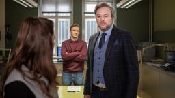Böhme (Jan Dose), Dr. Grimm (Stephan Grossmann) und Viola (Yvonne Catterfeld) besprechen den Fall.
