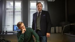 Böhme (Jan Dose) und Dr. Grimm (Stephan Grossmann) besprechen den Fall.