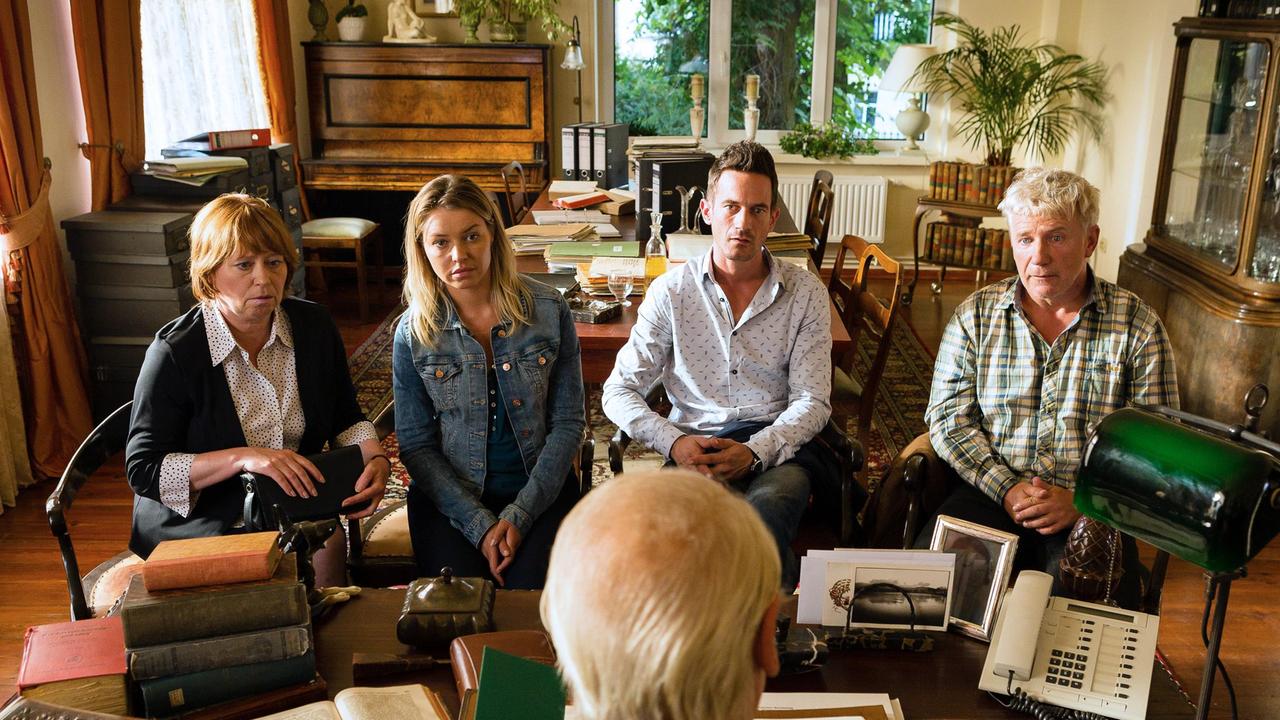 Inge (Marie Gruber, li.), Tochter Jule (Karolina Lodyga), Uwe (Sönke Möhring, 2. v. re.) und Klaus (Jörg Schüttauf) 