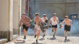 Bombenalarm während der Musterung: Die Jungs der Freibadclique nutzen die Gelegenheit zur Flucht. Bubu (Andreas Warmbrunn), Onkel (Jonathan Berlin), Hosenmacher (Laurenz Lerch), Knuffke (Theo Trebs) und Zungenkuss (Joscha Eißen).
