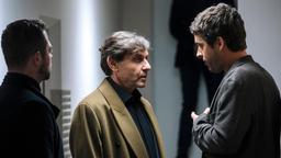 Boris Sokolow (Mark Zak, Mitte) setzt Patrick Höfel (Kai Albrecht, re) unter Druck, seinen Schwager zu finden und auszuliefern.
