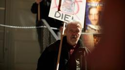 Botho Frauenburg (Andreas Leupold) demonstriert gegen Gerry Diel und die Fabrik.