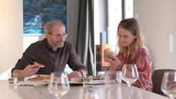 sowie Mann Georg (Thomas Limpinsel) und Tochter Johanna (Olga von Luckwaldt) auf einen Nebenschauplatz verbannt hat.