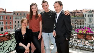 Brunetti (Uwe Kockisch) lebt mit seiner Frau Paola (Julia Jäger) und seinen beiden erwachsenen Kindern Raffi (Patrick Diemling) und Chiara (Laura-Charlotte Syniawa) in Venedig.