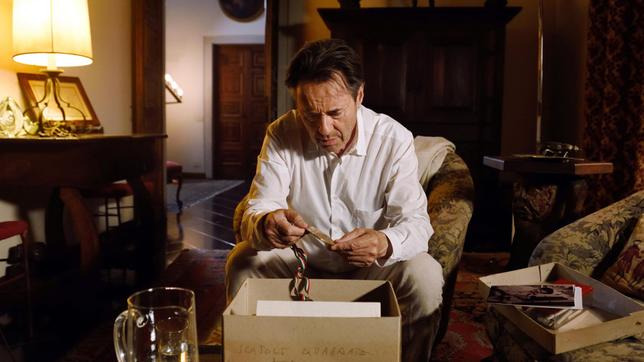 Brunetti (Uwe Kockisch) öffnet eine Schachtel aus dem Nachlass seines Vaters.