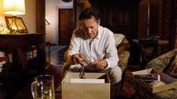 Brunetti (Uwe Kockisch) öffnet eine Schachtel aus dem Nachlass seines Vaters.