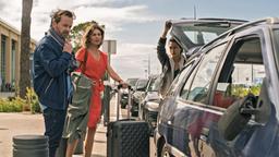 Bruno Bassmann (Fabian Busch) und seine Frau Katja (Jeanne Tremsal) machen einen Zwischenstopp auf dem Weg in den Urlaub und steigen in das Taxi von Aliya (Sabrina Amali) ein.