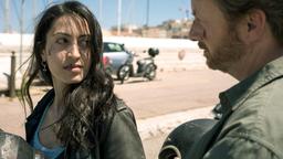 Bruno (Fabian Busch) bringt sich und Aliya (Sabrina Amali) in Gefahr.