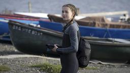 Bryd Fleming (Sorcha Groundsell) nimmt am Schwimmtraining teil und wartet auf Connor.