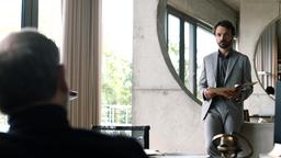 BSG-Konzernchef Benjamin (Seumas Francis Sargent, re.) bespricht mit Jon Hoffmann (Rainer Bock) seine Übernahmepläne