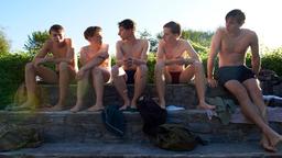 Bubu, Hosenmacher, Onkel, Zungenkuss und Knuffke lässt der Gedanke an Kriegseinsatz und Volkssturm auch im Freibad nicht los. (v. li. Andreas Warmbrunn; Laurenz Lerch Jonathan Berlin; Joscha Eißen; Theo Trebs).