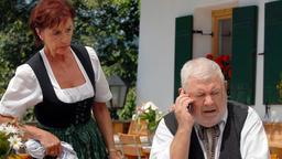 Bürgermeister Brunner (Ernst Griesser) bekommt wieder Druck von seiner Frau Anita (Johanna Lindinger).