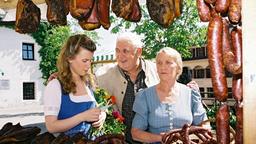 Bürgermeister Brunner (Ernst Griesser) schmunzelt darüber, dass Irmi (Ingrid Burkhard, re.) und Kathl (Evamaria Salcher) beim Metzger nicht mehr bedient werden.