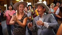 Bürgermeister Stübner (Boris Aljinovic) hat ein Date mit Paula (Pauline Knof)  beim Line Dancing in der Westernstadt Templin.
