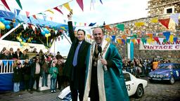 Bürgermeister Wicklow (Lorcan Cranitch, r) und Lord Longwood Du Monceau (Séan Mahon) eröffnen das Oldtimerrennen von Longwood.