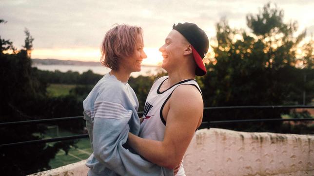 Bild: Urs Kusche Bruno (Julius Nitschkoff) und Toni (Lana Cooper) feiern Brunos Geburtstag.