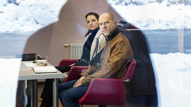 Bild: MDR/MOLINA FILM/Steffen Junghans Burkhard "Butsch" Schulz (Götz Schubert) und Viola Delbrück (Yvonne Catterfeld) sehen Stefan Breslauer (Steffen Münster) vor der Tür.