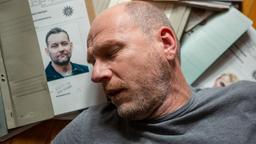 Butch (Götz Schubert) wühlt in den Akten nach seinem Verfolger.