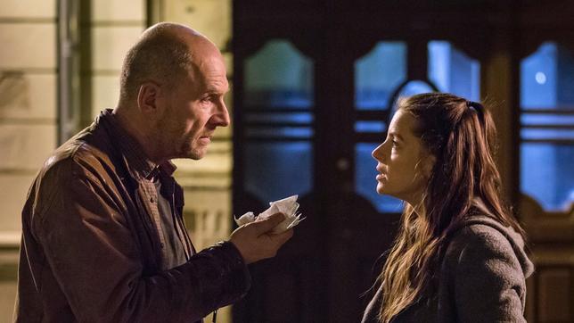 Bild: MDR/MOLINA FILM/Steffen Junghans Butsch (Götz Schubert) erklärt Viola (Yvonne Catterfeld) wieso er die Drogen bei sich sammelt.