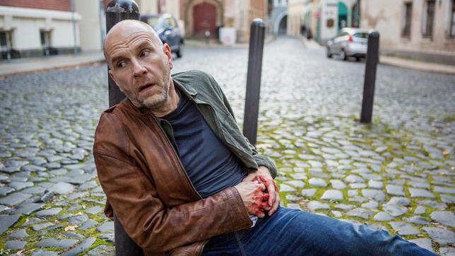 Bild: MDR/Molina Film/Felix Matthies Butsch (Götz Schubert) ist schwach aber nicht schwer verletzt.