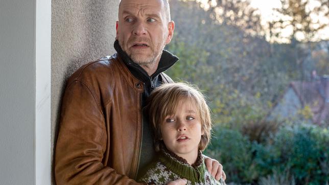 Bild: MDR/Molina Film/Felix Matthies Butsch (Götz Schubert) schützt den Jungen (Louis Christiansen).