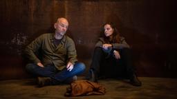 Butsch (Götz Schubert) und Viola Delbrück (Yvonne Catterfeld) stecken fest im alten Kessel in der ehemaligen Hefe-Fabrik.