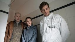 Butsch (Götz Schubert), Viola (Yvonne Catterfeld) und Böhme (Jan Dose) kombinieren wie die Mordwaffe im Badezimmer von Butsch gelangt ist.