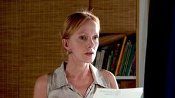 Carla (Katja Flint) kann es nicht fassen, dass ihr Sohn die Tochter einer kleinen Beamtin heiraten will.
