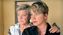 DEM HIMMEL SEI DANK: Carla (Marie-Luise Marjan) und ihre Tochter Sarah (Bettina Kupfer) verstehen sich allmählich besser.