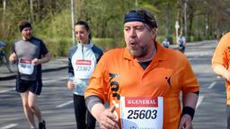 Carlo (Armin Rode) beim Marathonlauf.