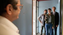 Carlos (Daniel Christensen, li.), Graciana (Eva Meckbach, Mitte) und Lost (Jan Krauter, re.) besuchen den Verdächtigen Nélson Figo (Adriano Luz, vorne li.).