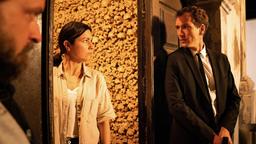 Carlos (Daniel Christensen, li.), Graciana (Eva Meckbach) und Lost (Jan Krauter) sind ratlos - haben Sie den Hinweis falsch interpretiert?