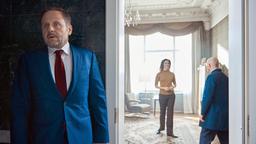 Carlos (Samuel Finzi, li.) hört ein Gespräch der Hotelmanagerin Charyl Talfeld (Christina Hecke) mit.