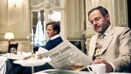 Carlos (Samuel Finzi, re.) unterstützt Allmen (Heino Ferch) bei seinen Ermittlungen in einem Züricher Nobelhotel.