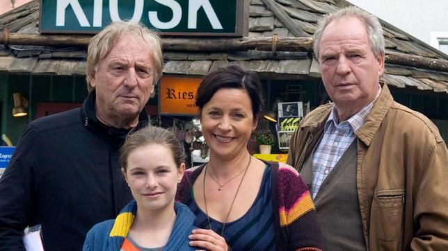 Bild: ARD Degeto/Erika Hauri Caro (Jule Ronstedt, 2. v. re.), allein erziehende Mutter der 13-jährigen Mia (Julia Niegel), kann es ihrem strengen Vater Wolfgang (Friedrich von Thun, re.) nie recht machen. Mit dem überraschenden Auftauchen seines Jahrzehnte verschollenen Bruders Martin (Günther Maria Halmer) kommt Bewegung in die verkrustete Beziehung.